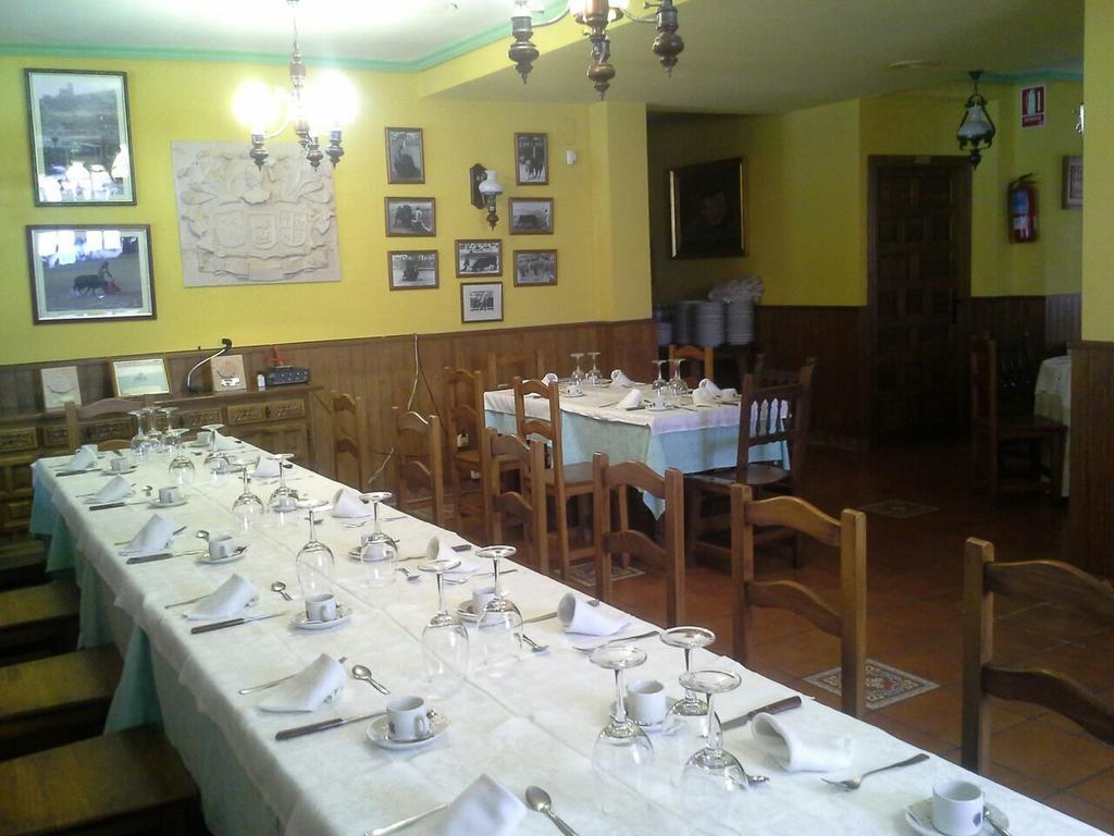 Hostal Restaurante Villa De Sepúlveda Buitenkant foto