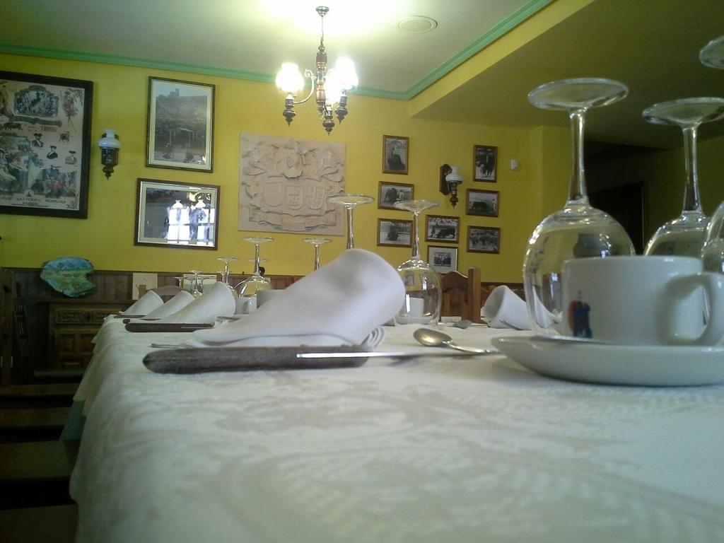 Hostal Restaurante Villa De Sepúlveda Buitenkant foto