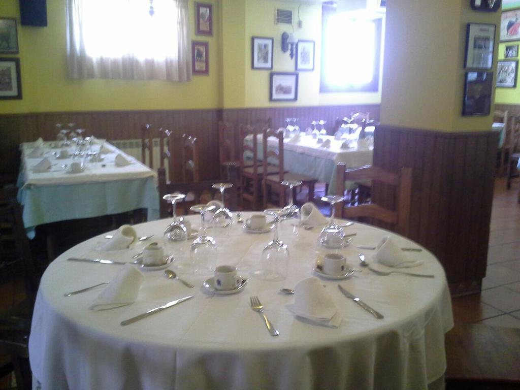 Hostal Restaurante Villa De Sepúlveda Buitenkant foto