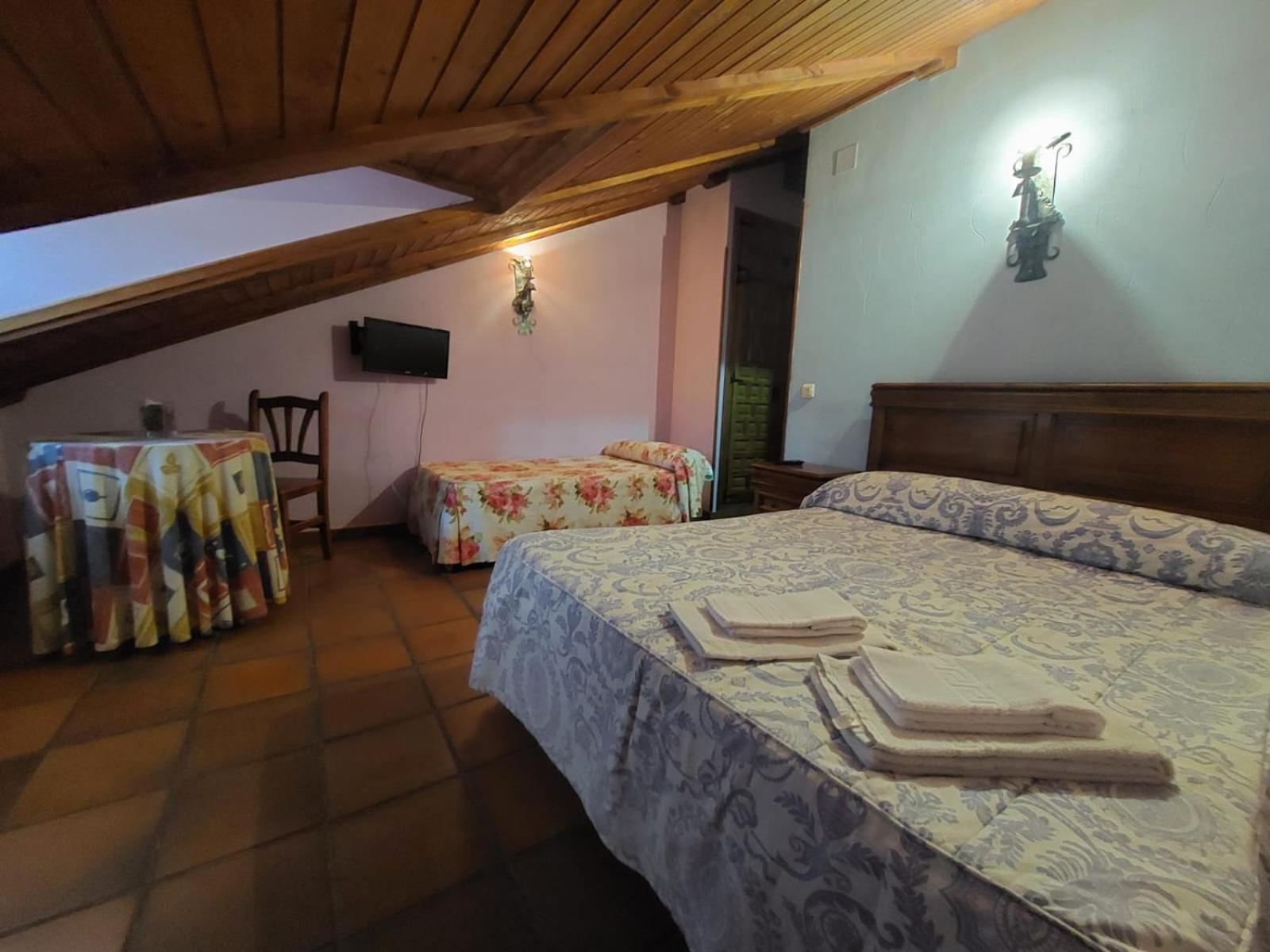 Hostal Restaurante Villa De Sepúlveda Buitenkant foto